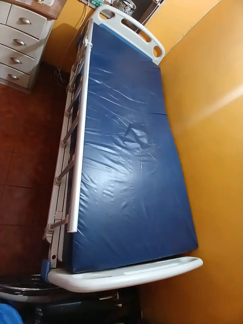 Cama de hospital con barandas - 4