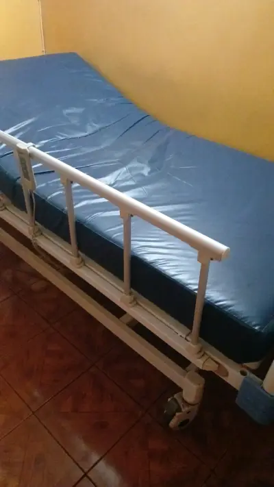 Cama de hospital con barandas - miniatura 5