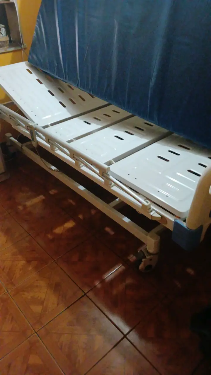 Cama de hospital con barandas - 6
