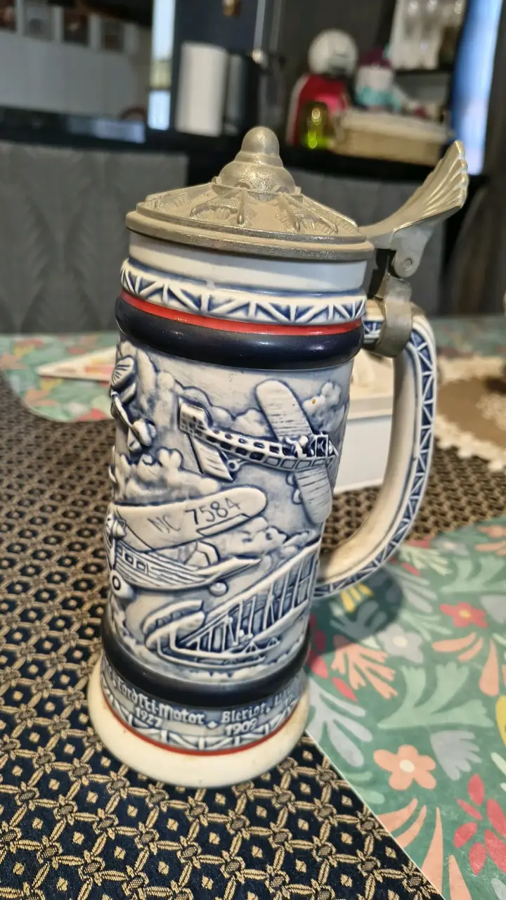 Jarro cervecero con tapa metálica