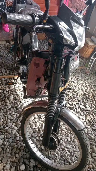 Bicicleta eléctrica negra - miniatura 2