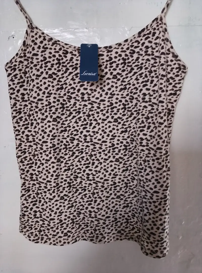 Polera animal print con etiqueta