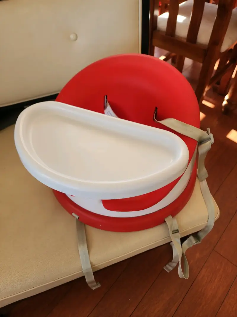 Silla de bebé con bandeja roja