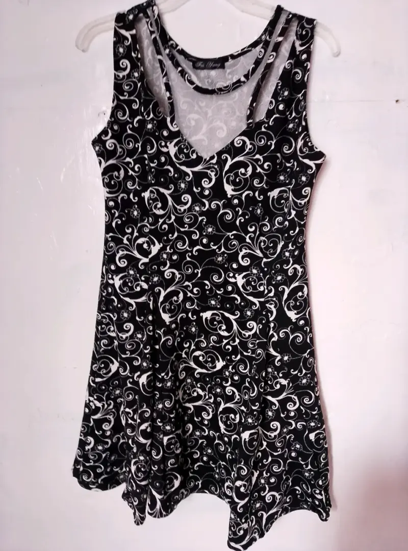 Vestido negro con diseño floral