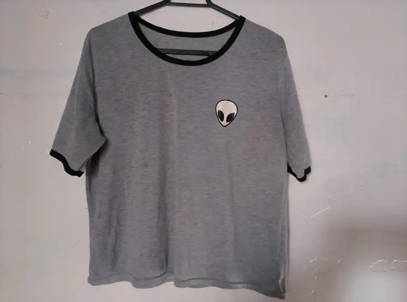 Polera gris con diseño alien