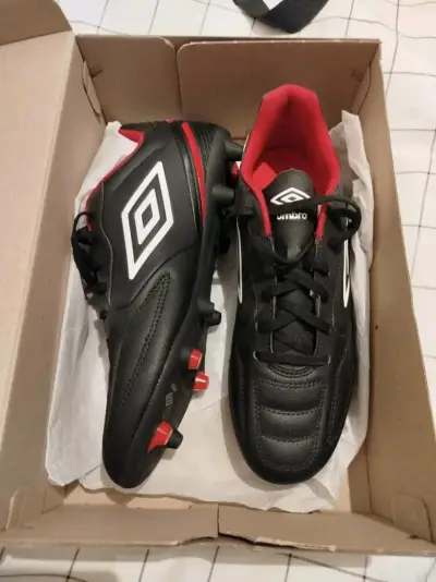 Zapatos de fútbol Umbro negros - miniatura 1