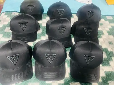 Gorra negra Guess - miniatura 2