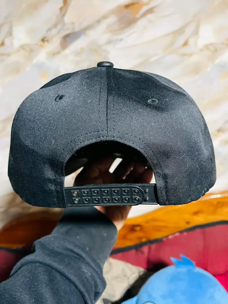 Gorra negra Guess - 4