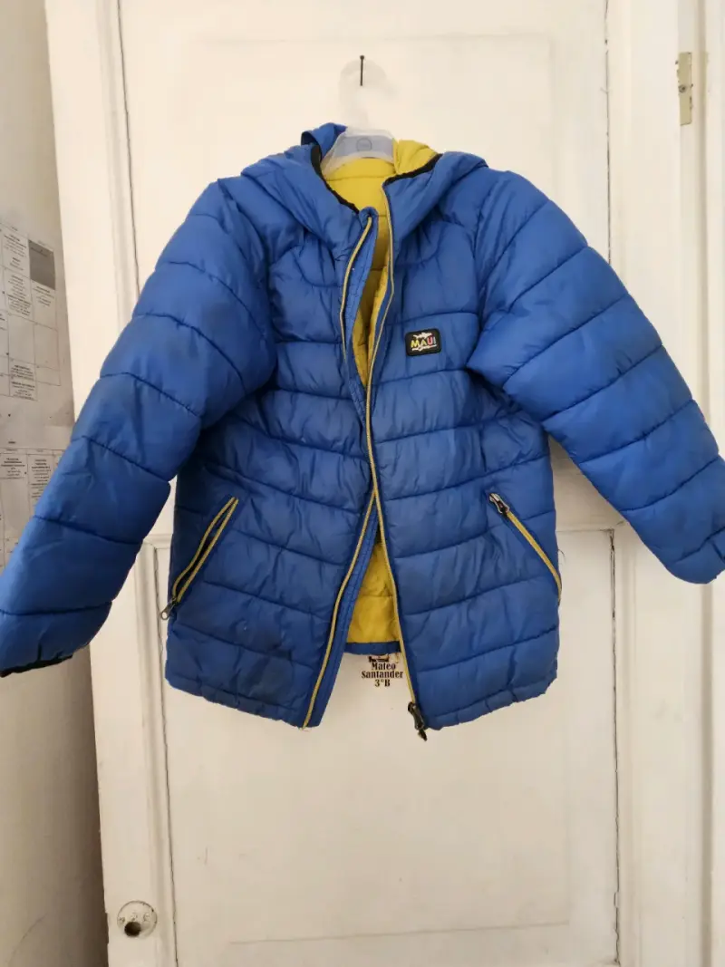 Chaqueta azul acolchada con capucha