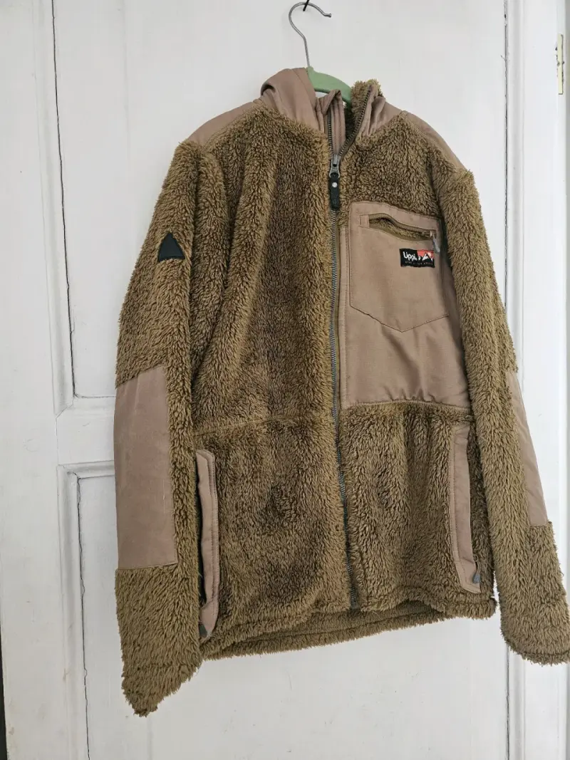 Chaqueta polar marrón con capucha