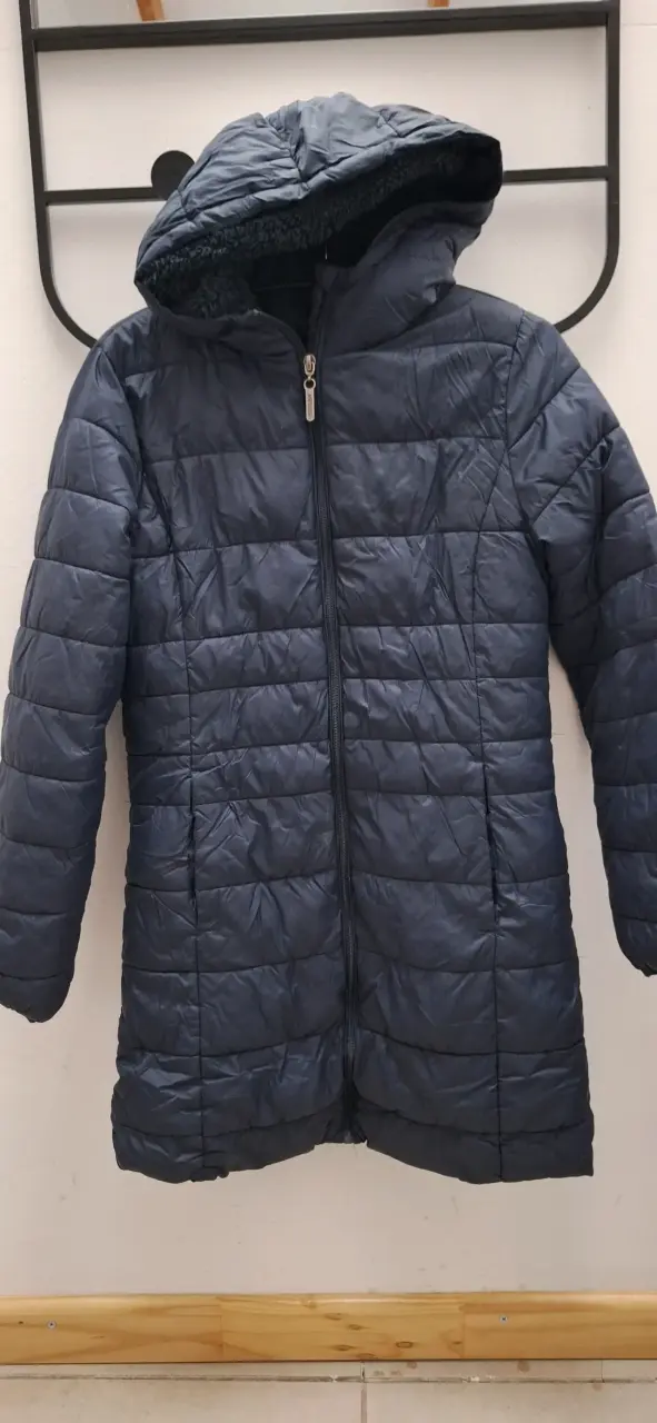 Parka acolchada azul con capucha