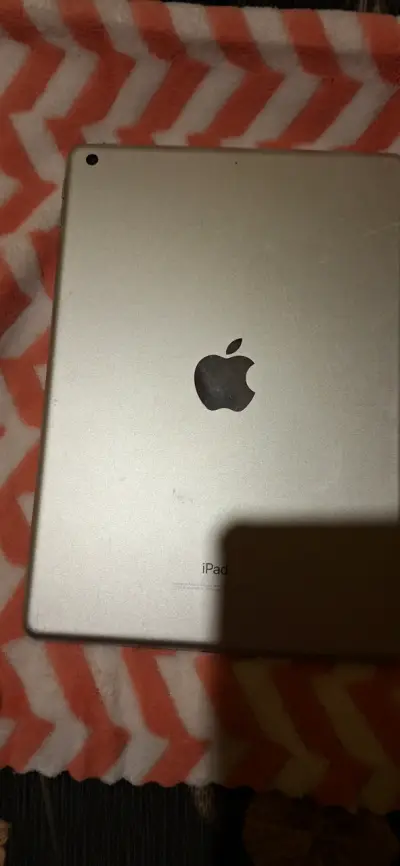 iPad gris en buen estado - miniatura 1