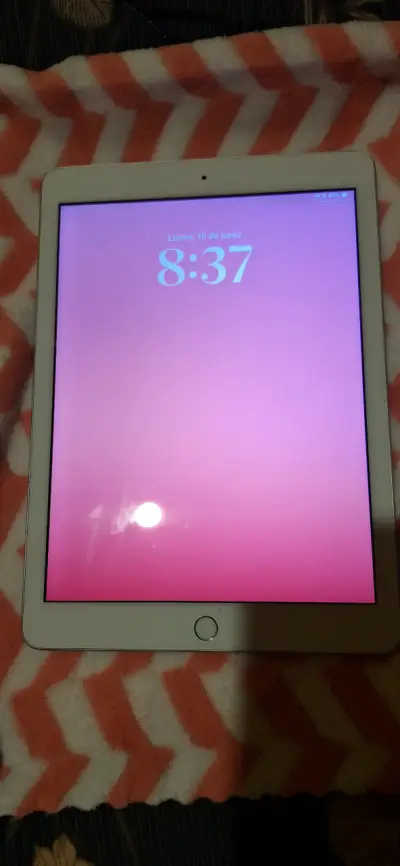 iPad gris en buen estado - miniatura 2