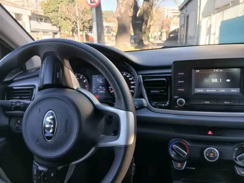 Auto Kia con radio FM - 1