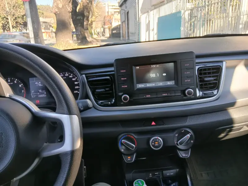 Auto Kia con radio FM - 2