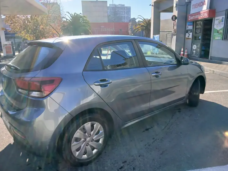 Auto Kia con radio FM - 3