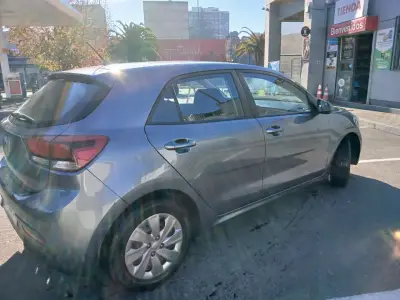 Auto Kia con radio FM - miniatura 3
