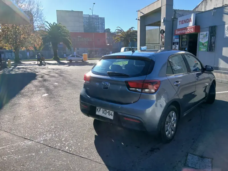 Auto Kia con radio FM - 4
