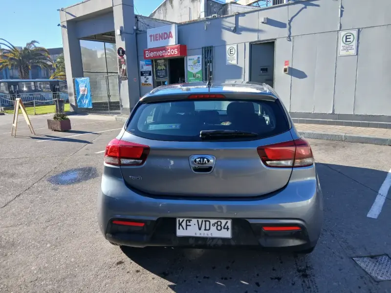 Auto Kia con radio FM - 5