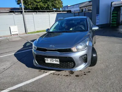 Auto Kia con radio FM - miniatura 6
