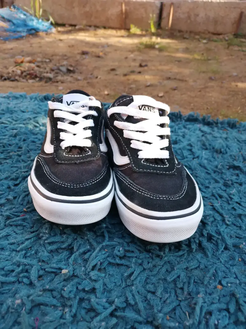 Zapatillas Vans negras y blancas - 1