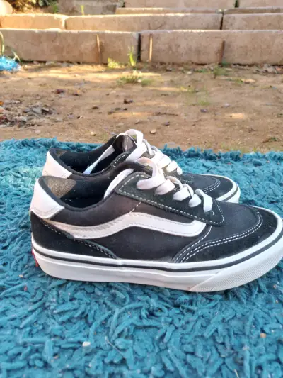 Zapatillas Vans negras y blancas - miniatura 2