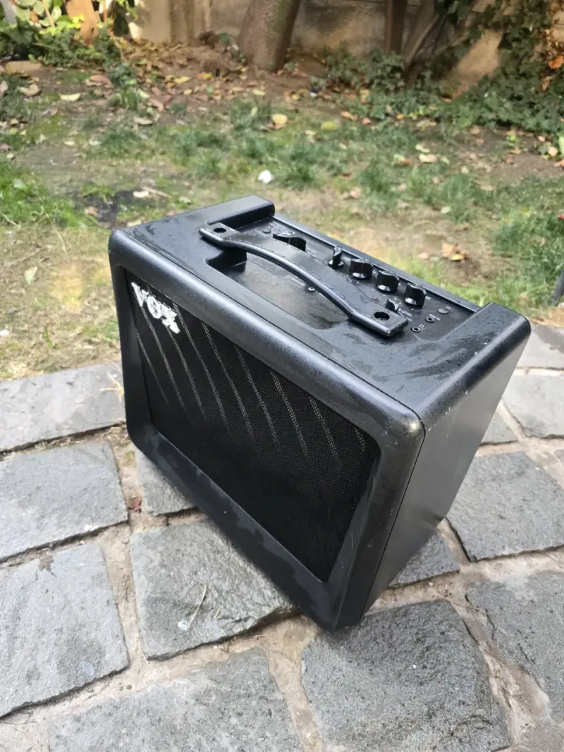 Amplificador guitarra Vox negro sin cargador. - 1