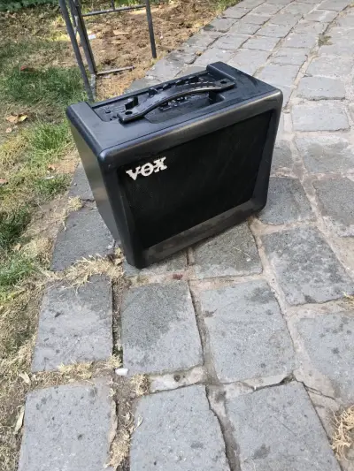 Amplificador guitarra Vox negro sin cargador. - miniatura 2