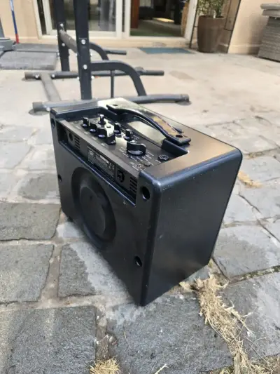 Amplificador guitarra Vox negro sin cargador. - miniatura 3