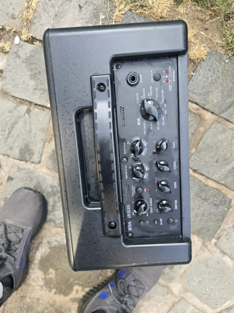 Amplificador guitarra Vox negro sin cargador. - 4