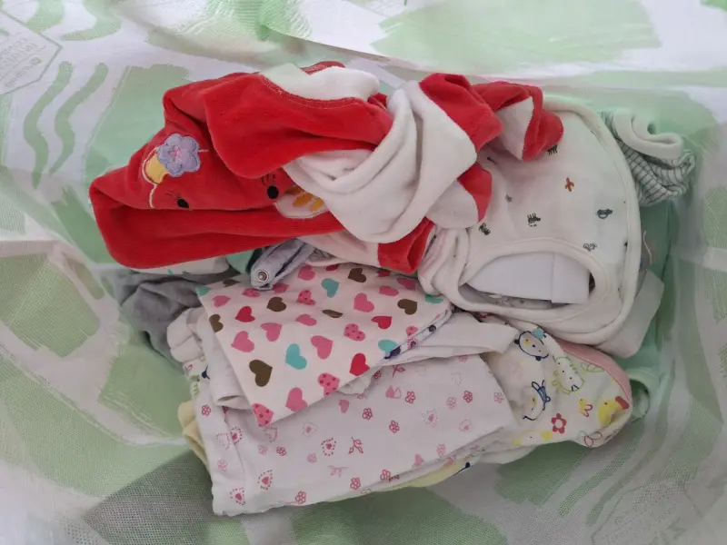 Ropa de bebé variada - 1