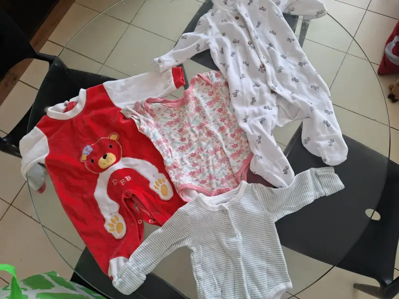 Ropa de bebé variada - 2