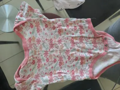 Ropa de bebé variada - miniatura 4