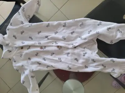 Ropa de bebé variada - miniatura 5