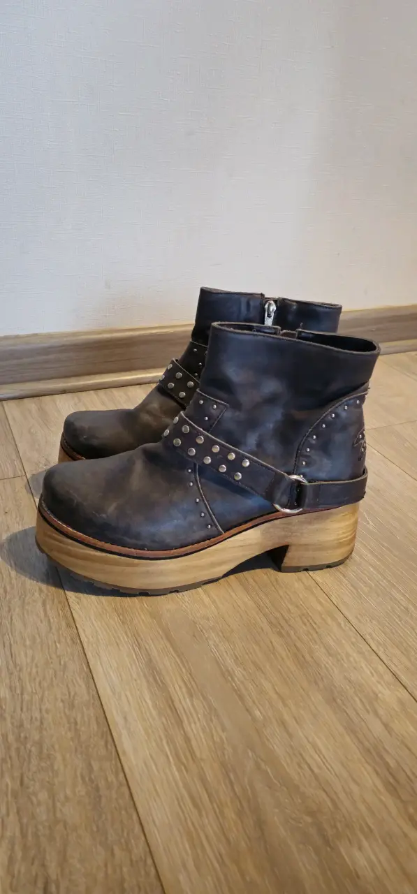 Botines de cuero con taco de madera - 1