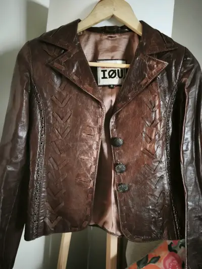 Chaqueta de cuero marrón con diseño tejido - miniatura 1