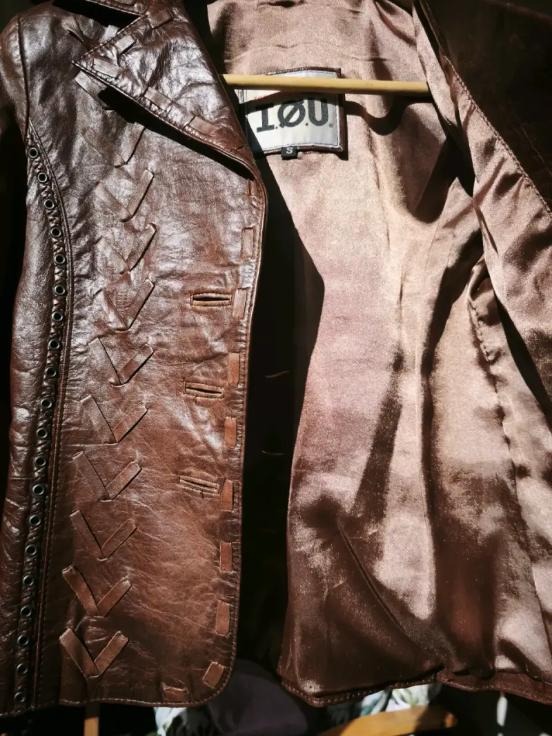 Chaqueta de cuero marrón con diseño tejido - 3