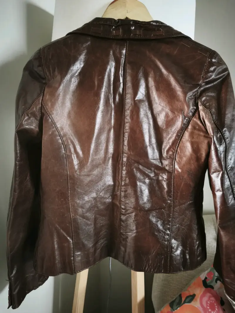 Chaqueta de cuero marrón con diseño tejido - 5