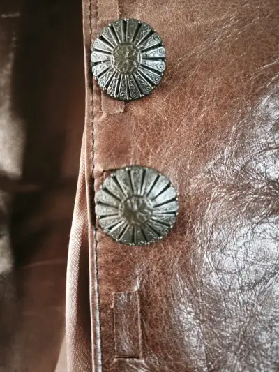 Chaqueta de cuero marrón con diseño tejido - miniatura 6