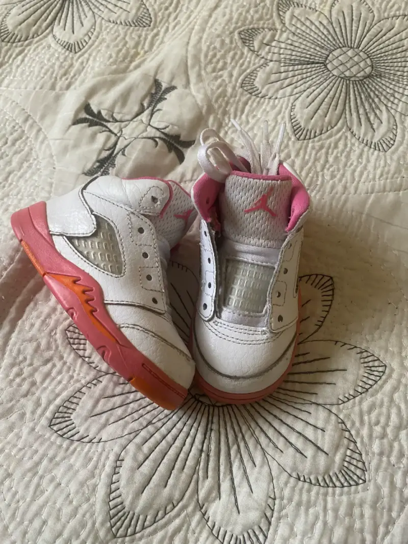 Zapatillas jordan blancas y rosadas - 1