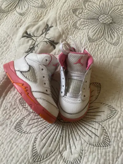 Zapatillas jordan blancas y rosadas - miniatura 1