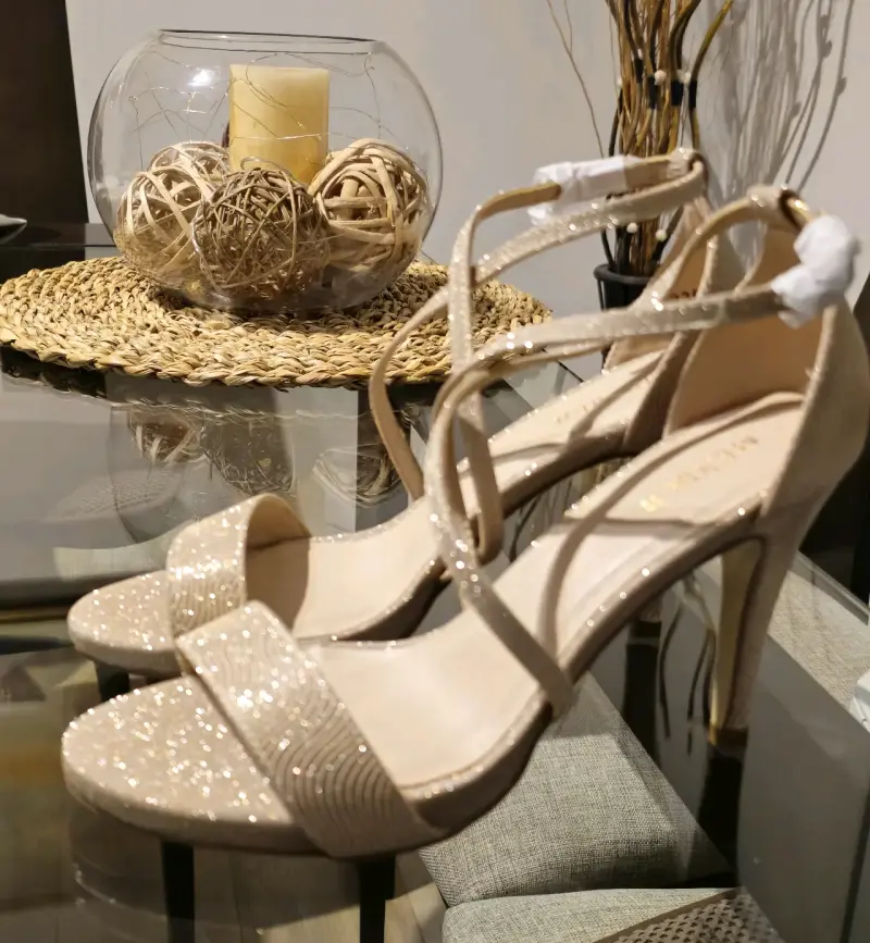 Sandalias de tacón doradas brillantes - 1