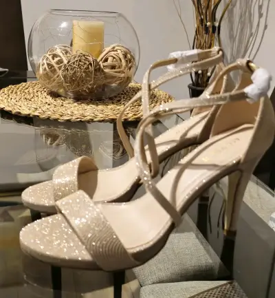 Sandalias de tacón doradas brillantes - miniatura 1
