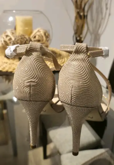 Sandalias de tacón doradas brillantes - miniatura 2