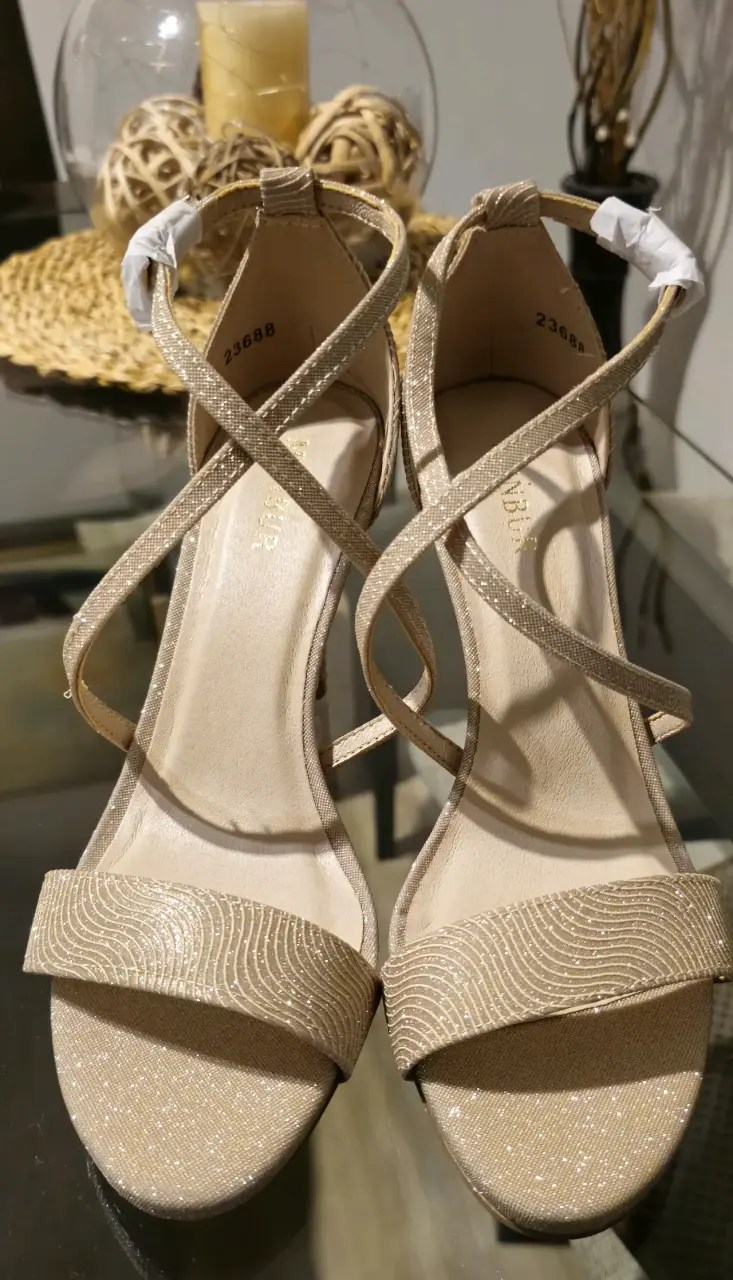 Sandalias de tacón doradas brillantes - 3