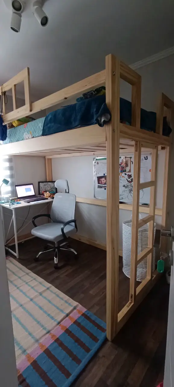 Cama alta de madera con escritorio