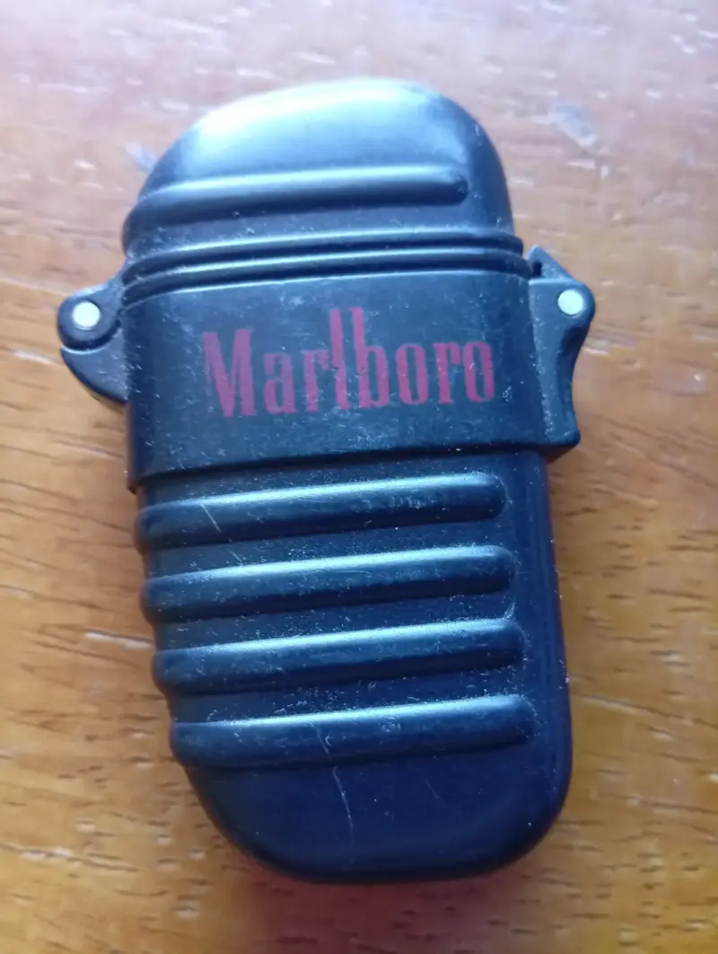 Encendedor Marlboro retráctil negro - 1