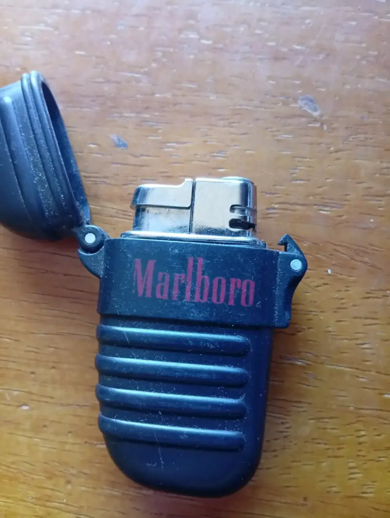 Encendedor Marlboro retráctil negro - 2