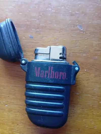 Encendedor Marlboro retráctil negro - miniatura 2