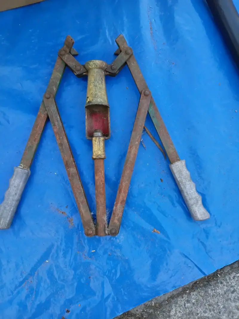 Antiguo descorchador de metal - 1